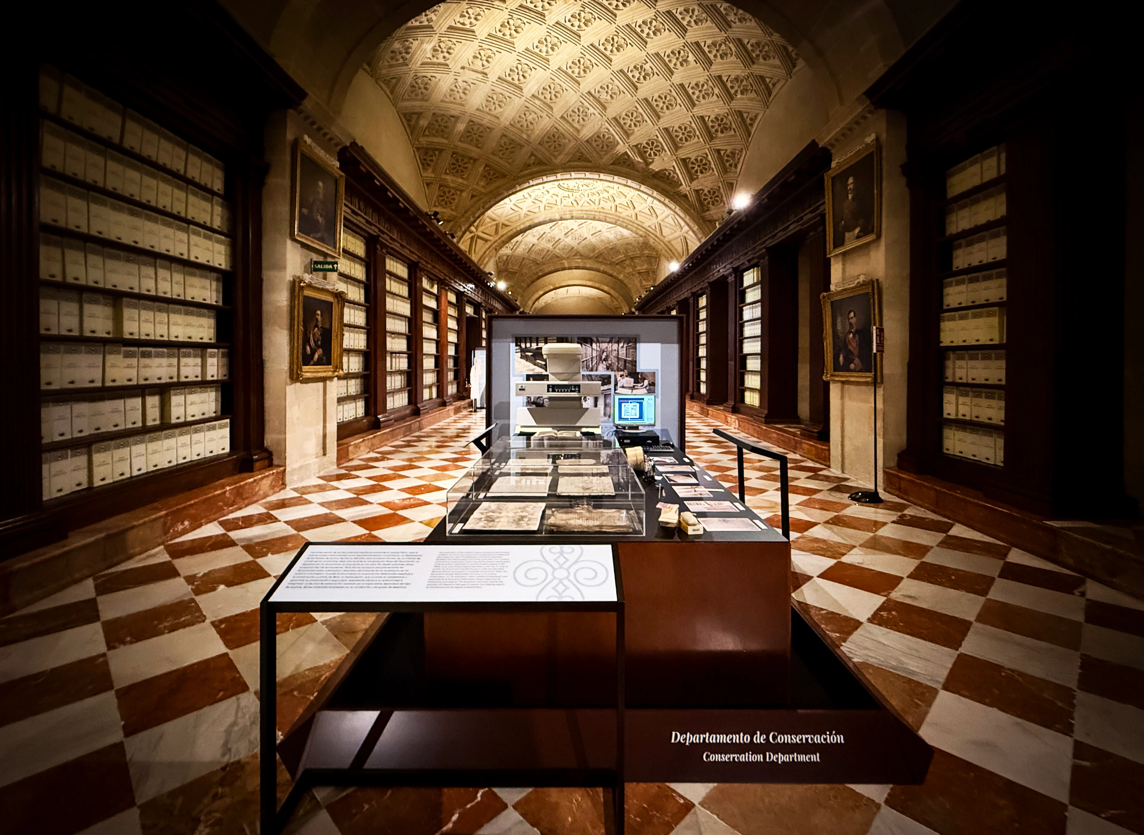 Recorrido expositivo del Archivo General de Indias entre estanterías históricas, vitrinas y bóvedas
