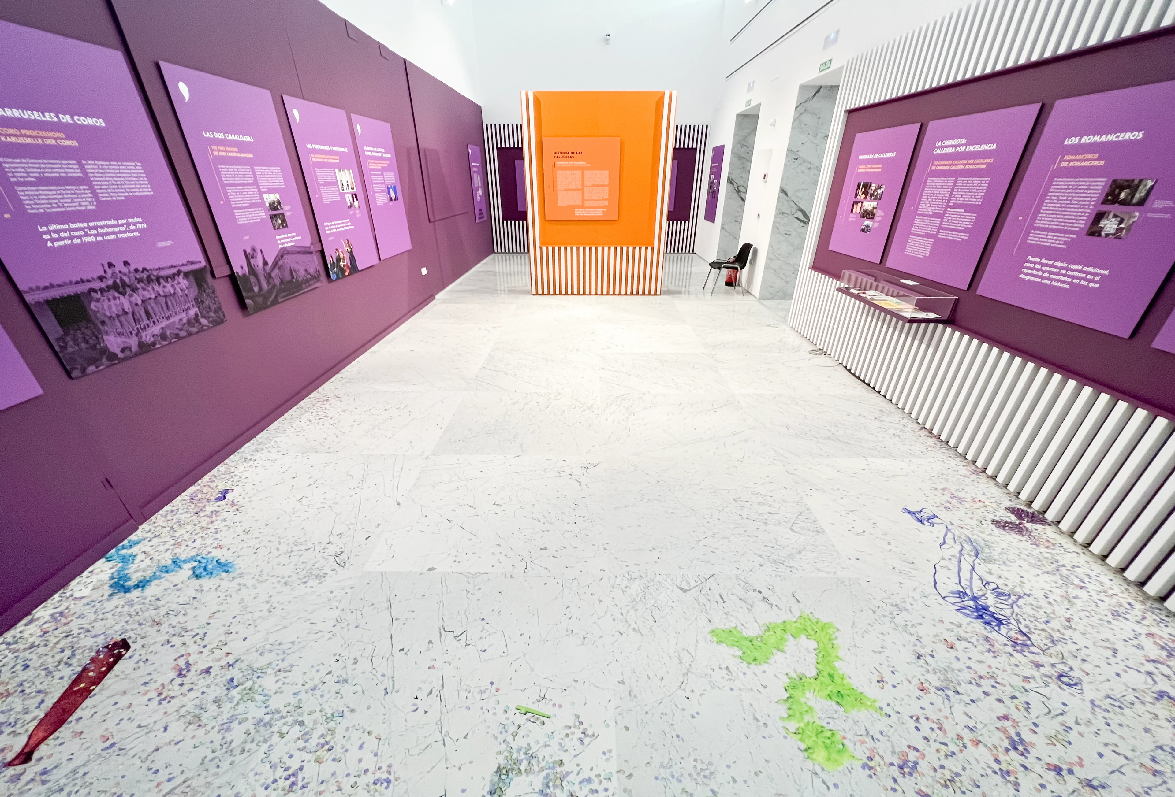 Sala con gráfica violeta y pavimento reproducido en la Casa del Carnaval de Cádiz